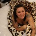 tätowierte Frau liegt auf Decke mit Leopardenmuster